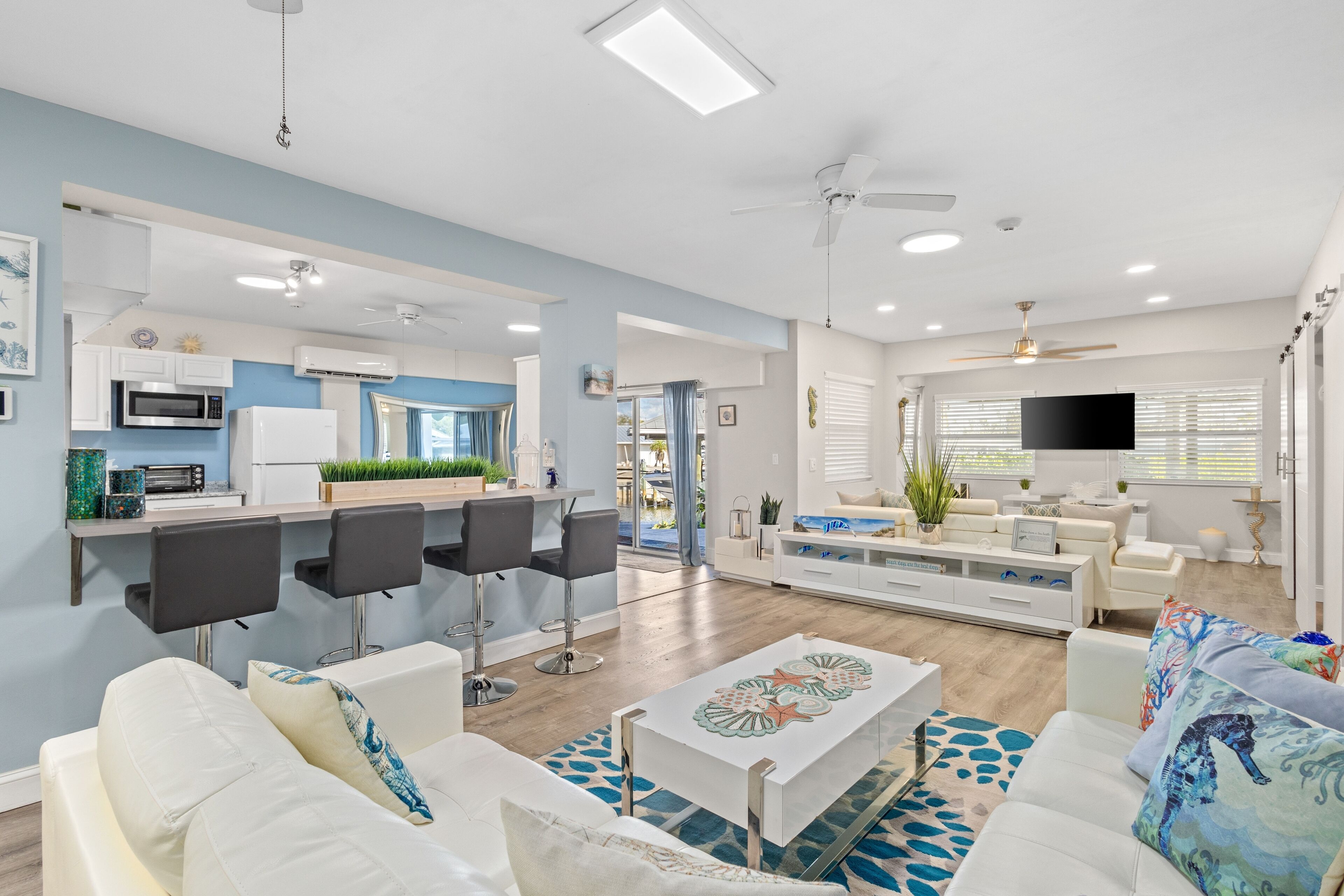 Een televisie, een tafeltennistafel en boeken