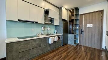 Refrigerador, microondas, tetera eléctrica y licuadora