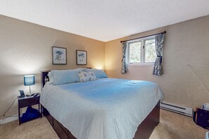 1 bedroom, iron/ironing board, Internet, bed sheets - Dog Friendly condo w/ spacious deck, near hiking trails and ski resorts (Sugar Mountain)