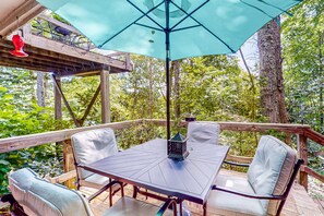 Outdoor dining - Dog Friendly condo w/ spacious deck, near hiking trails and ski resorts (Sugar Mountain)