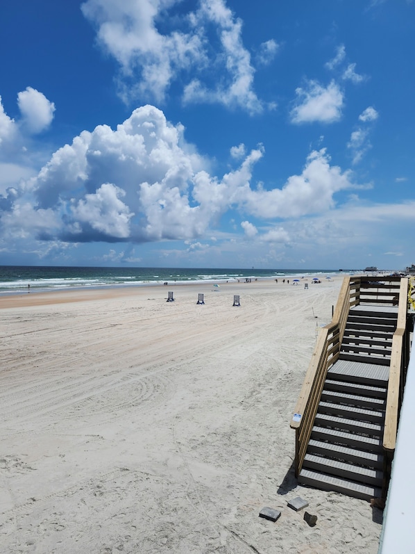 Rannalla, rantapyyhkeitä