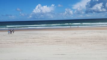 På stranden och strandhanddukar