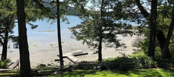 Waterfront 3 Bedroom with Kayaks, Dock & Bikes!