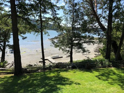 Waterfront 3 Bedroom with Kayaks, Dock & Bikes!