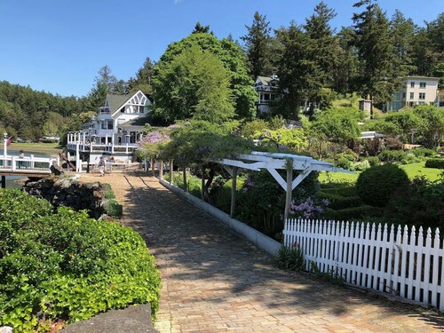 Waterfront 3 Bedroom with Kayaks, Dock & Bikes!