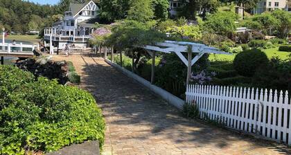 Waterfront 3 Bedroom with Kayaks, Dock & Bikes!