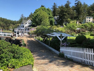 Waterfront 3 Bedroom with Kayaks, Dock & Bikes!