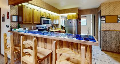 Cozy Rustic Condo with Scenic Views & Modern Amenities in Winter Park