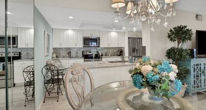 Steps to the Gulf of Mexico, luxurious space with pool, AC, and WIFI