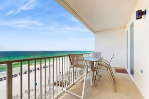 Outdoor dining - Gorgeous beachfront condo, shared pool and beach access (Fort Walton Beach)