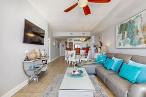 TV, DVD player - Gorgeous beachfront condo, shared pool and beach access (Fort Walton Beach)