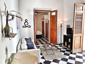 Smart TV, books - Romantic Getaway in the Heart of Old San Juan (San Juan)