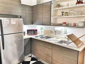 Réfrigérateur, micro-ondes, plaque de cuisson, cafetière/bouilloire