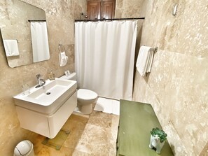 Dusche, Haartrockner, Handtücher, Seife