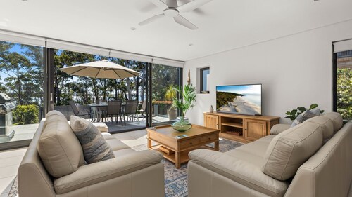 Bowie's Beach House by Experience Jervis Bay