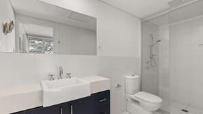 Douche, baignoire à jets, sèche-cheveux, serviettes fournies