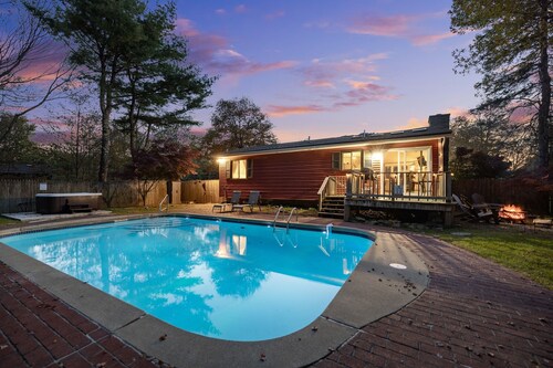 Lakeview 3 BD/2 Full Bath- Hot Tub, Seasonal Pool, FirePit and Fenced Yard