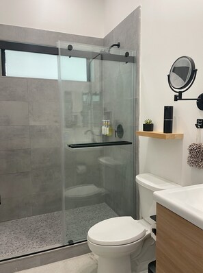 Dusche, Haartrockner, Handtücher, Seife