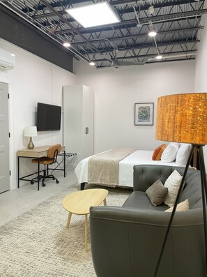 5 dormitorios, escritorio, tabla de planchar con plancha y cuna de viaje