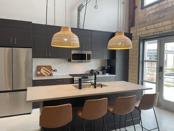 Frigorífico, microondas, horno y placa de cocina