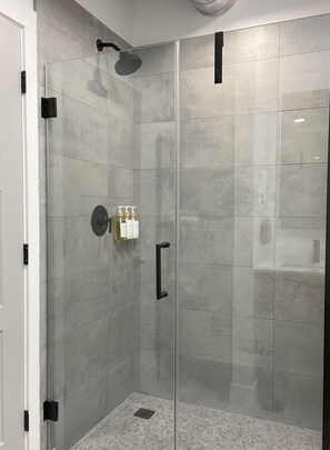 Douche, sĂšche-cheveux, serviettes fournies, savon