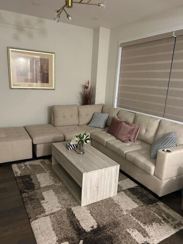 Beautiful Home backing on Welland Canals STR-289