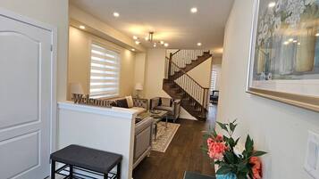 Smart TV, fireplace