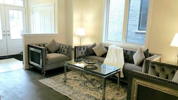 Smart TV, fireplace