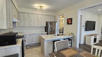 Coffee/tea maker, fridge, microwave, oven