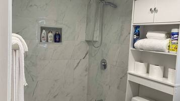 Dusche, Haartrockner, Bidet, Handtücher
