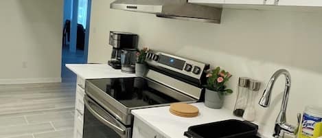 Réfrigérateur, four à micro-ondes, un four, surface de cuisson