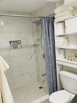 Douche, sèche-cheveux, bidet, serviettes fournies