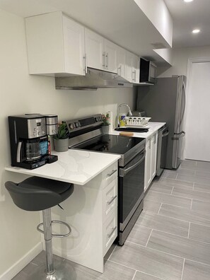 ثلاجة، ميكروويف، فرن، موقد طهي مسطح