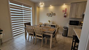 Dining - Charming 4-bedroom house with WiFi and AC in lovely Welland lic#289 (Welland)
