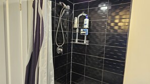 Hair dryer, towels, soap, shampoo - Charming 4-bedroom house with WiFi and AC in lovely Welland lic#289 (Welland)