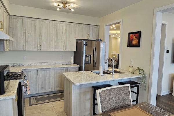 Réfrigérateur, four à micro-ondes, un four, surface de cuisson