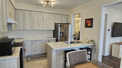 Charming 4-bedroom house with WiFi and AC in lovely Welland lic#289