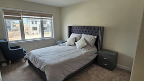 4 bedrooms, desk, iron/ironing board, free WiFi - Charming 4-bedroom house with WiFi and AC in lovely Welland lic#289 (Welland)