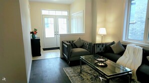 TV connectée, cheminée, jeux vidéo, livres