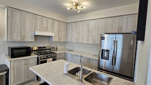 Fridge, microwave, oven, stovetop - Charming 4-bedroom house with WiFi and AC in lovely Welland lic#289 (Welland)
