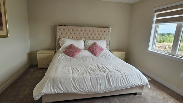 4 bedrooms, desk, iron/ironing board, free WiFi - Charming 4-bedroom house with WiFi and AC in lovely Welland lic#289 (Welland)