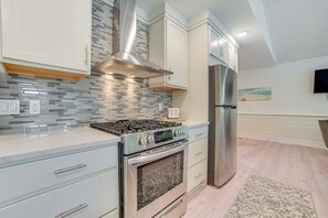 Réfrigérateur, micro-ondes, plaque de cuisson, lave-vaisselle