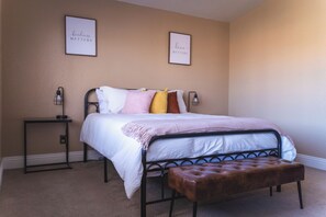 4 bedrooms, iron/ironing board, WiFi, bed sheets