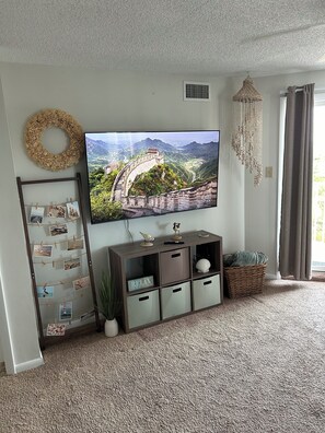 Interior - 2 Minute Walk To Diamond Beach! Charming 2 BR condowith wonderful ocean views! (Wildwood Crest)