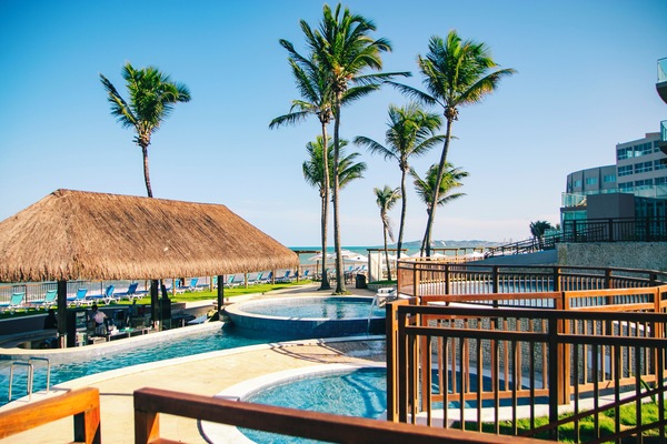 9 piscinas al aire libre, camas de piscina gratis, sombrillas