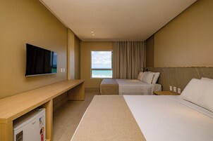 Minibar con artículos gratuitos y caja de seguridad en la habitación 