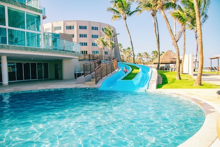 9 outdoor pools, free cabanas, pool umbrellas