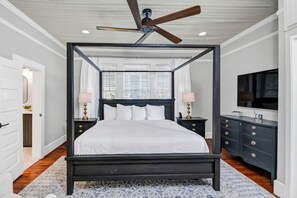 2 chambres, fer et planche à repasser, lit de bébé portatif
