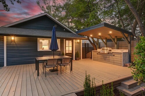 The Indigo - 2BR w/Hot Tub & Outdoor Space