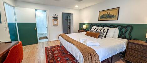 1 dormitorio, escritorio, tabla de planchar con plancha y cuna de viaje